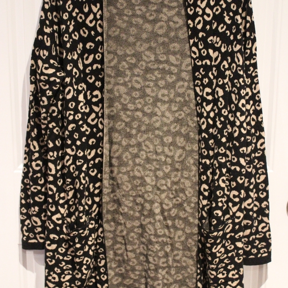 2/$30 🏷 Lily Morgan Black Leopard Knit Open Front Cardigan Size M - Picture 2 of 3